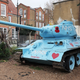 Imagen para el artículo titulado Hay un tanque en un solar abandonado de Londres apuntando al ayuntamiento